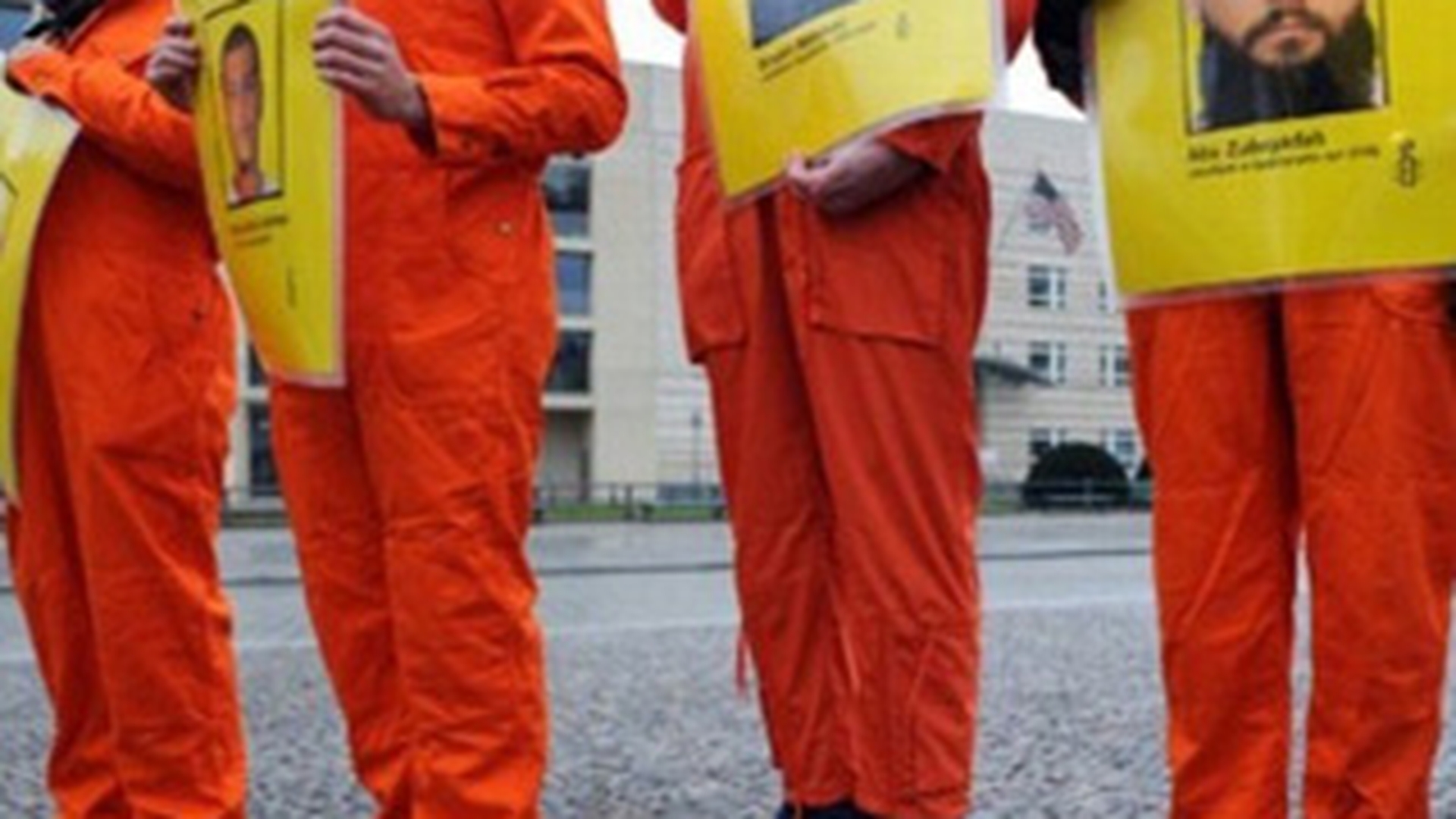 Sute de manifestanti au protestat in fata Casei Albe impotriva penitenciarului Guantanamo Bay!