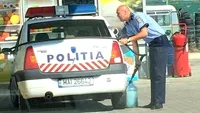 Gest incalificabil! Un politist roman a dosit un recipient după autoturismul Poliţiei şi l-a umplut cu benzină!