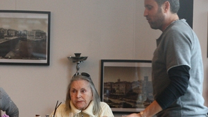 Botezatu a renunţat la cluburi şi la viaţa de noapte pentru Mama Zina! Au ieşit împreuna la un restaurant de fiţe!