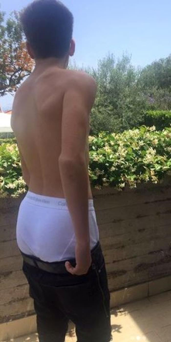 Gestul scandalos făcut de Mario, fiul lui Adrian Mutu și al Alexandrei Dinu. Și-a băgat mâna în pantaloni, apoi a fost fotografiat așa