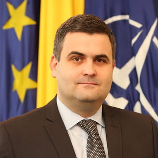 De la butonat telefonul în timpul onorului militar, Gabriel Leș a trecut la pix și foaie ca să nu mai fie acuzat că nu respectă armata