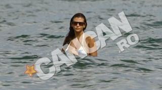 Imagine exclusiva! Monica Gabor, in valurile Marii Negre, pe litoralul romanesc! Toata lumea credea ca e in SUA, dar ea se balaceste la noi in mare!