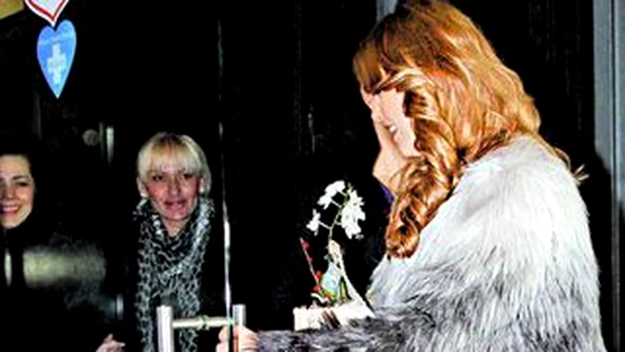 Elena Gheorghe si fiul ei au parasit rezerva de lux in care si-au petrecut primele cinci zile impreuna! Sexy-mamica a purtat pantaloni scurti la externare