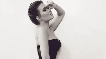 Gina Pistol, fotografiată udă, în cadă! Prietenii au ignorat ipostaza sexy şi au trecut la critici: ”Ai vergeturi pe coapsă”