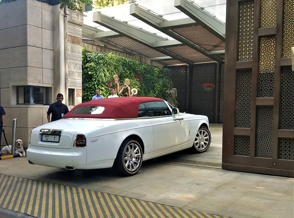Mukesh Ambani deține un Rolls Royce Phantom Drophead Coupe de peste 300.000 de dolari