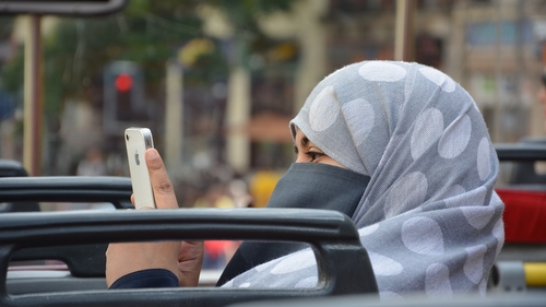 „O insultă şi o încălcare a drepturilor femeilor arabe”. Un cuvânt folosit de 6 ori a creat o întreagă revoltă! Despre ce este vorba