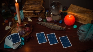 Cartea de Tarot de azi, 22 aprilie 2026. Nativii Vărsător au o singură misiune de la Zece de Bâte: pune jos ce nu e al tău