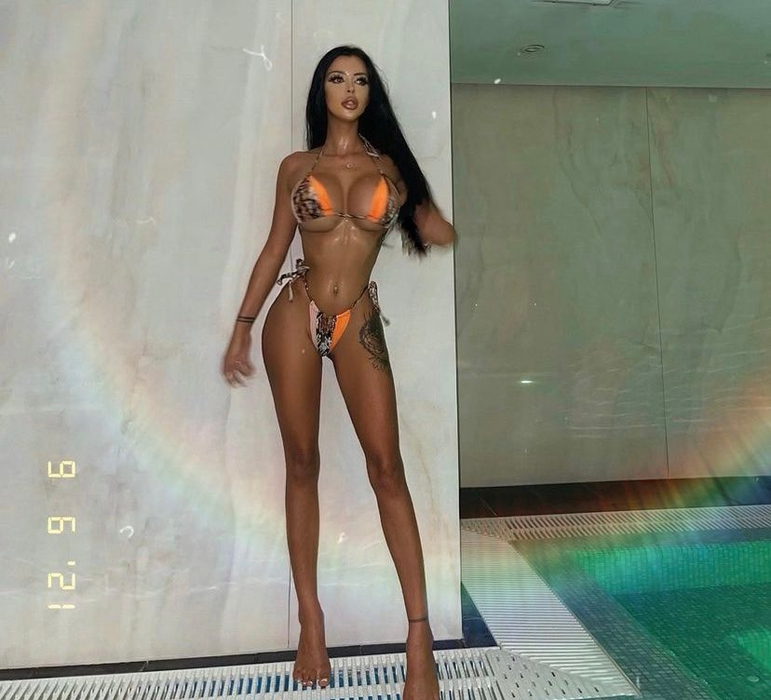 Laura pozează în cele mai sexy ipostaze