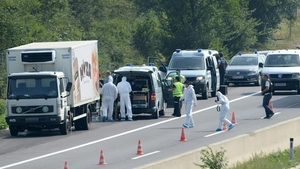 71 de imigranti au fost gasiti morti intr-un camion frigorific abandonat in Austria. 12 romani au fost retinuti in acest caz