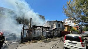 Terasa unui restaurant din București a fost mistuită de flăcări. Pompierii au intervenit cu numeroase autospeciale