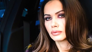 OANA ZĂVORANU şi-a împodobit locuinţa! Strada a fost blocată multă vreme