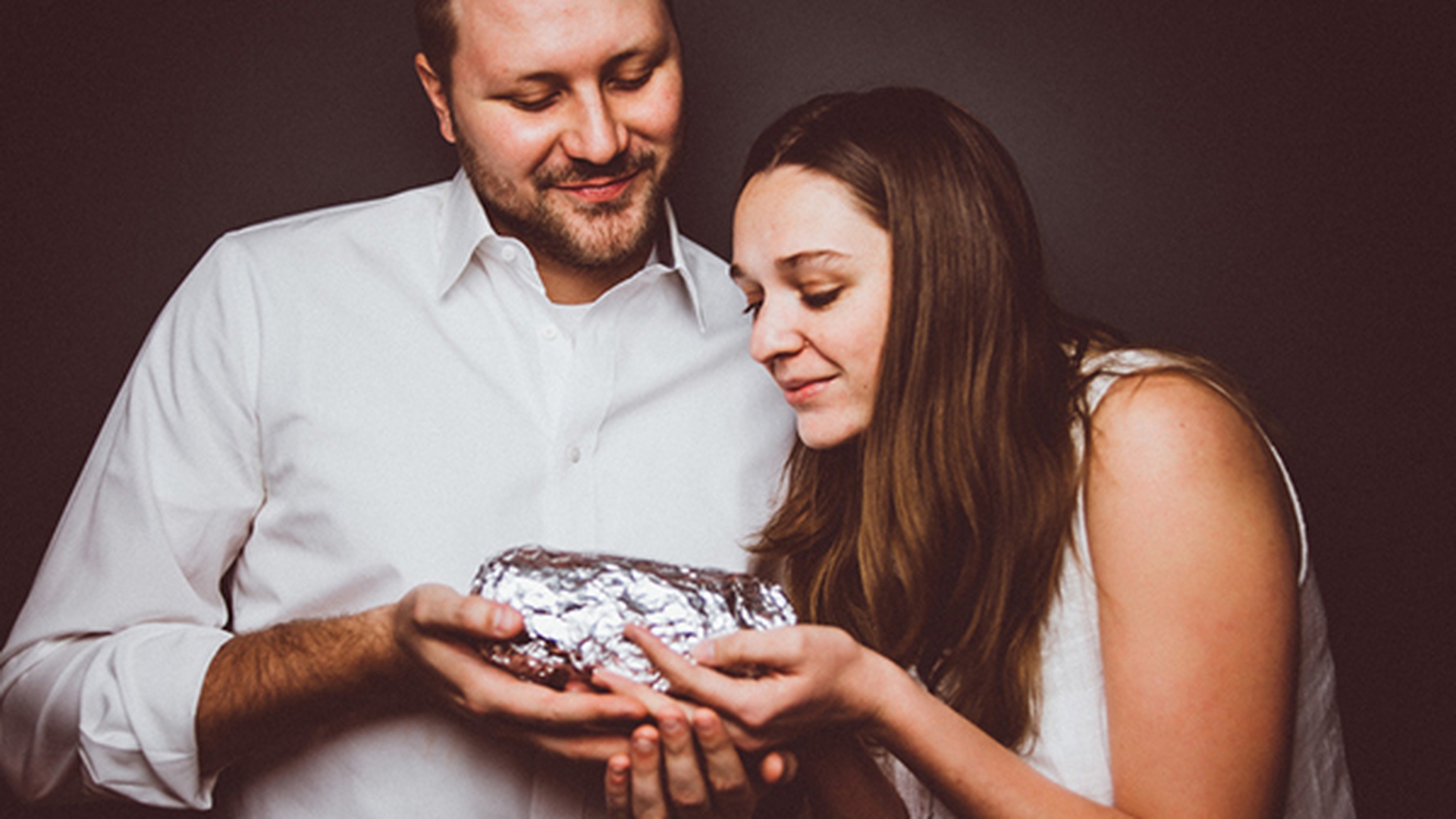 Nu au copil, dar au făcut o şedinţă foto de familie inedită, alături de un burrito nou-născut!