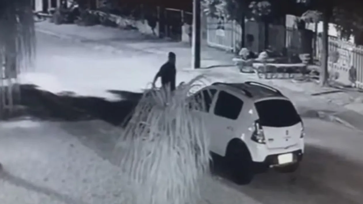 O femeie infidelă a fost prinsă în fapt de soţ, în timp ce se iubea în maşină cu amantul, pe care tocmai îl cunoscuse. Explicaţia ei e halucinantă