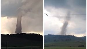 Meteorologii, în alertă: o nouă TORNADĂ se poate forma în România. Ce județe sunt vizate