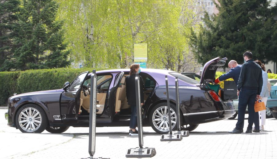Radu Bud și-a umplut mașina cu zeci de pungi de la Louis Vuitton și Rolex