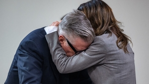 Alec Baldwin recunoaște că a vrut să-și pună capăt zilelor după tragedia de pe platourile de filmare: “Stăteam în pat și mă rugam”
