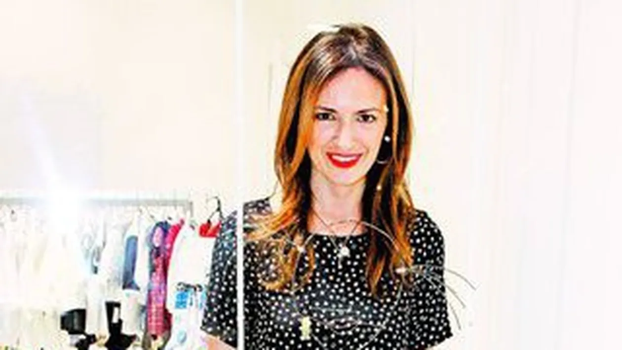 Maria Marinescu creeaza hainute pentru copii. Este de trei luni angajata lui Elan Schwartzenberg