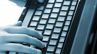 Hackerul "Micul Fum" a primit trei ani de inchisoare cu suspendare! Vezi ce decizie socanta au luat judecatorii despre daunele cerute de vedetele "hackuite"!