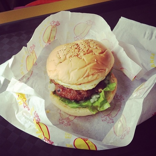 Hamburgerul e o raritate printre locuitorii din Coreea de Nord şi e considerat delicatesă