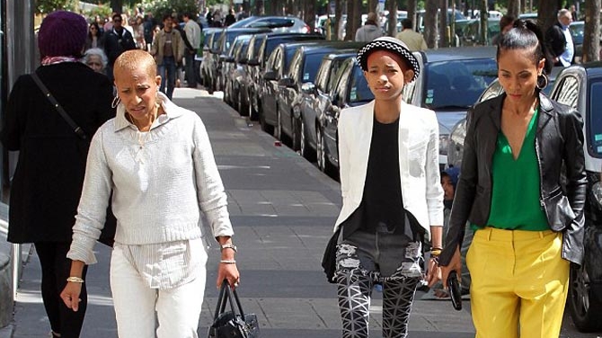 Mai inalta decat un cocostarc! Willow Smith a iesit cu mama si bunica in oras pe niste plaftorme ametitoare! Tu ai purta asa ceva?