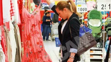 Gentuta de fite cu economie se tine! Ginuta si-a luat haine de vara din Carrefour