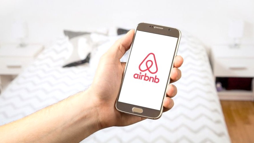 O turistă care a fost violată într-un apartament din New York a primit 7 milioane de dolari de la Airbnb
