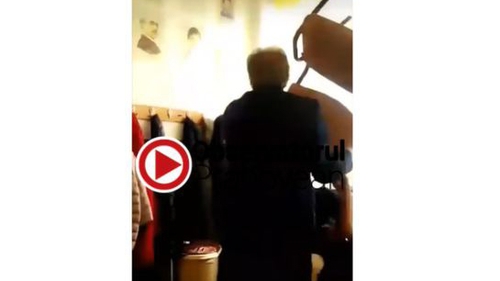 VIDEO | Un profesor a fost filmat în timp ce lovea cu scaunul un elev, la o școală din Ploiești