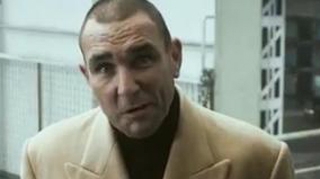 VIDEO Vrei sa poti acorda primul ajutor in caz de urgenta? Mafiotul Vinnie Jones iti da lectii pe propria victima!