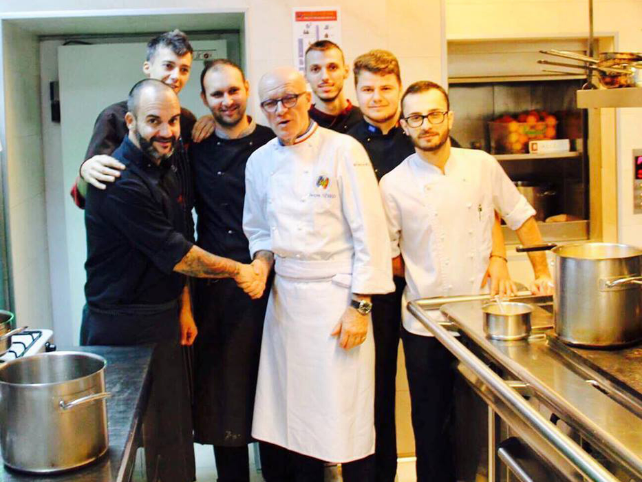 Chef Samuel, alături de apropiați