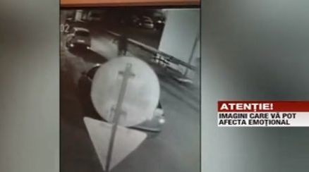 Imagini cutremurătoare surprinse de o cameră de supraveghere. Un tânăr este înjunghiat de mai multe ori în plină stradă, în Gorj