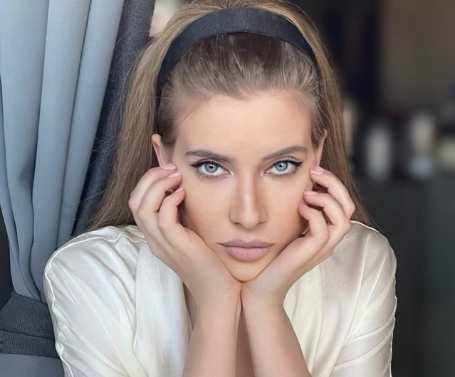 E unică! Cum a ieșit îmbrăcată Iulia Albu ca să se plimbe cu metroul, pe Magistrala 5 Drumul Taberei