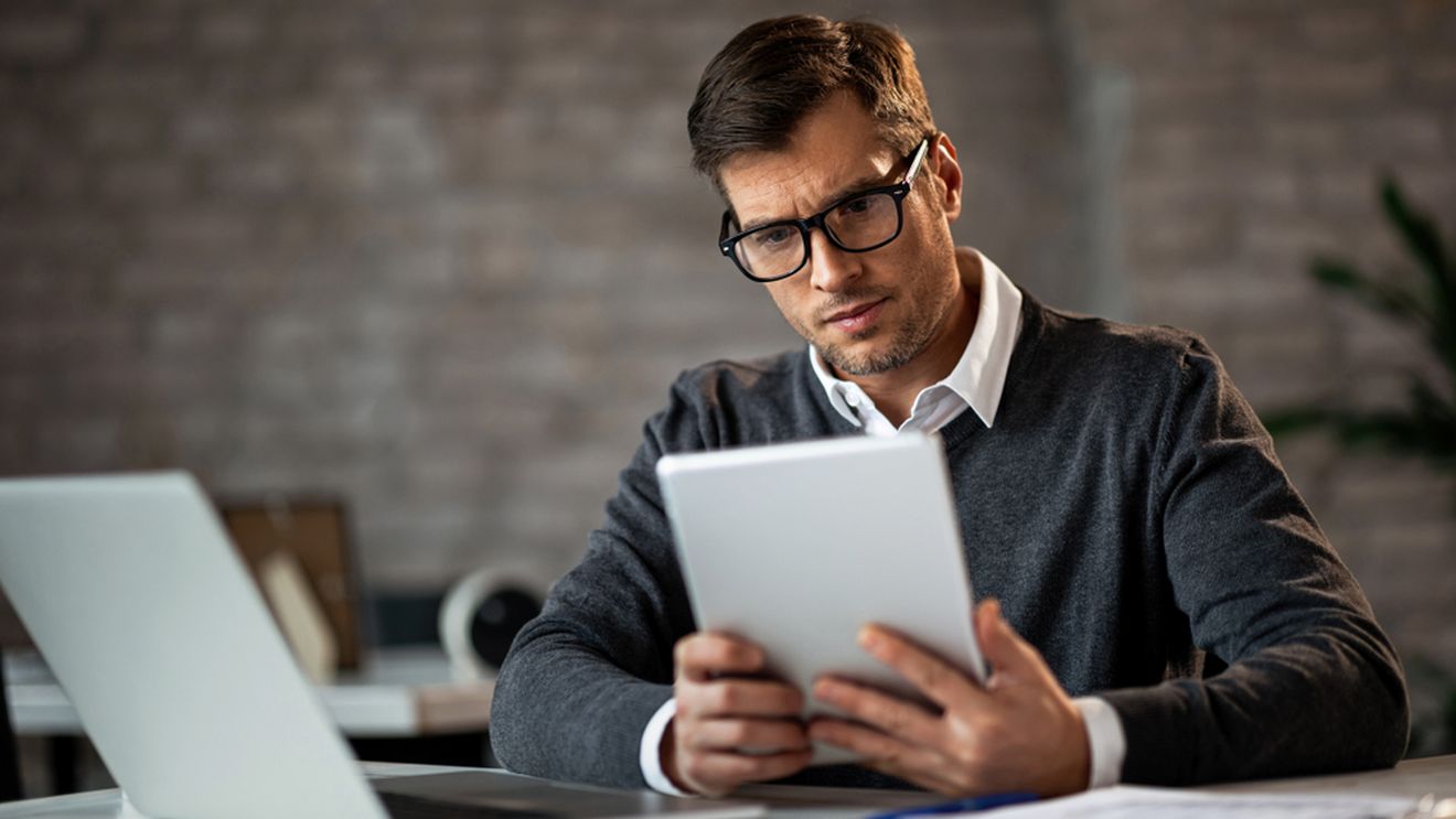 (P) Cum să porți bluza cu cămașă sau sacou pentru un look office?