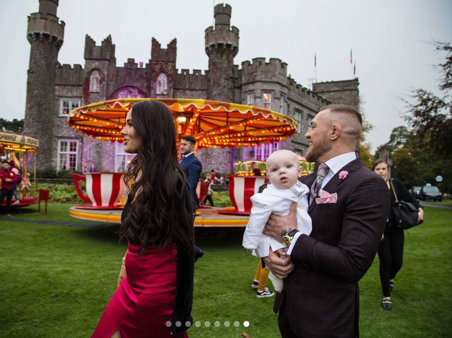 Luptătorul Conor McGregor şi-a creştinat fiul! Imaginile de la botezul micuţului sunt de poveste şi au lăsat pe toată lumea cu gura căscată