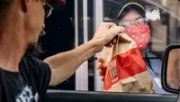 S-a aflat! De ce clienții Mc Donald's sunt puși să aștepte comanda la drive-thru în locul special amenajat