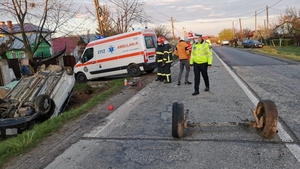 Accident grav în Argeș. Un șofer cu permisul suspendat s-a izbit cu mașina de un alt autoturism, apoi a ricoșat într-un pod și s-a răsturnat