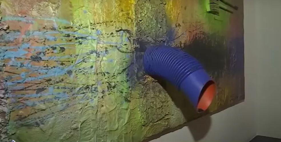 Unul dintre tablourile care se regăsesc la intrarea în casă