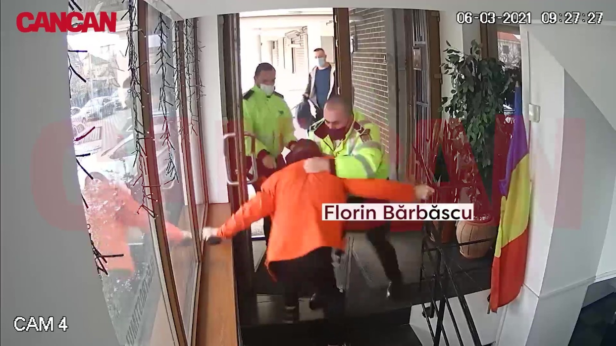 Florin Bărbăscu încearcă să scape din strânsoarea polițistului