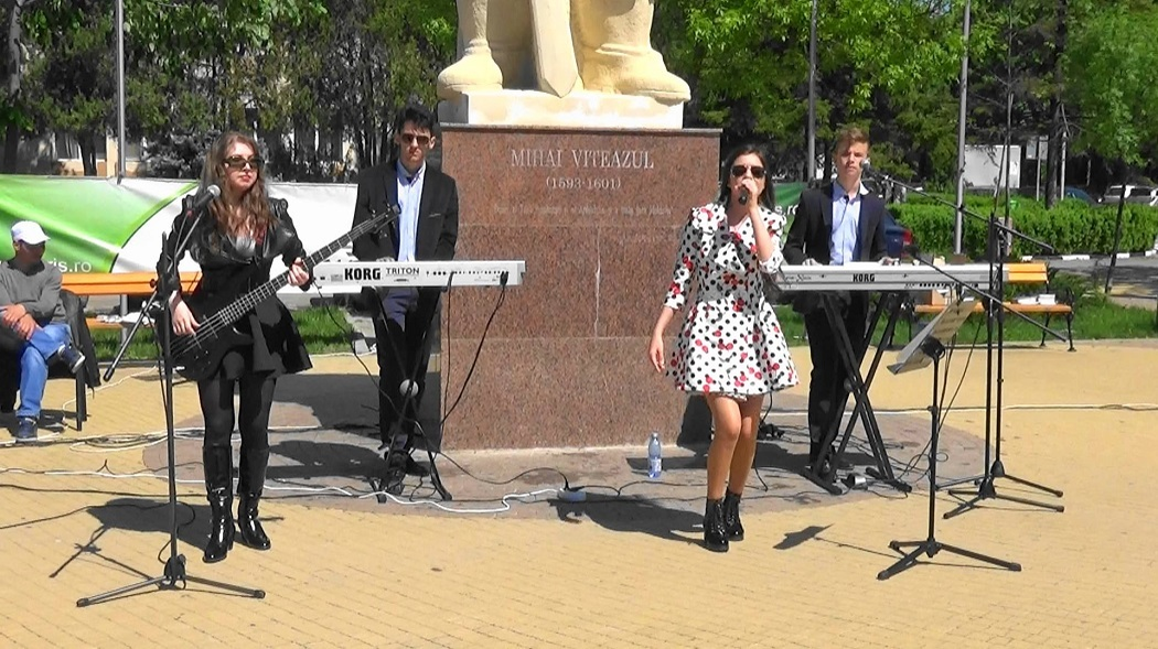 "Teens band" cântă de patru ani împreună