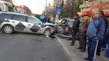 Opt mașini implicate într-un accident în Capitală. Trei răniți ușor au fost transportați la spital