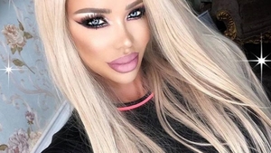 Bianca Drăgușanu, așa cum nu ați văzut-o niciodată! Vedeta și-a dat jos extensiile și a apărut la plajă cu parul creț, natural