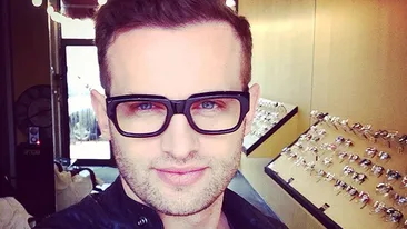 Nu este vreun cocalar, ci… un faimos solist vocal! Sunt imagini din “raiul milionarilor”, nu dintr-un cartier muncitoresc