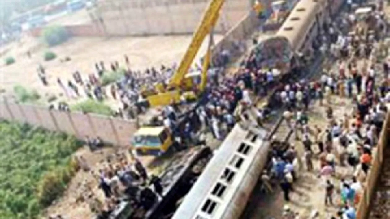 Tragedie în Egipt - Un tren a deraiat, cel puţin 15 persoane au murit şi alte 100 au fost rănite!