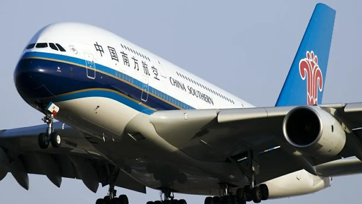 Tupeu maxim! Cu un bilet de avion, a mâncat gratis un an, la salonul VIP! Apoi, a cerut banii pe bilet!