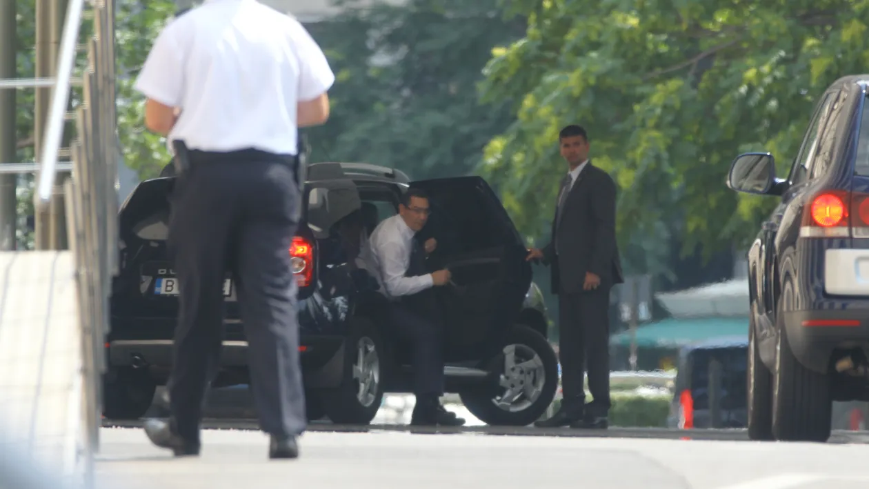 Premierul Ponta, un roman fidel! Circula cu Dacia si o iubeste pe Daciana!