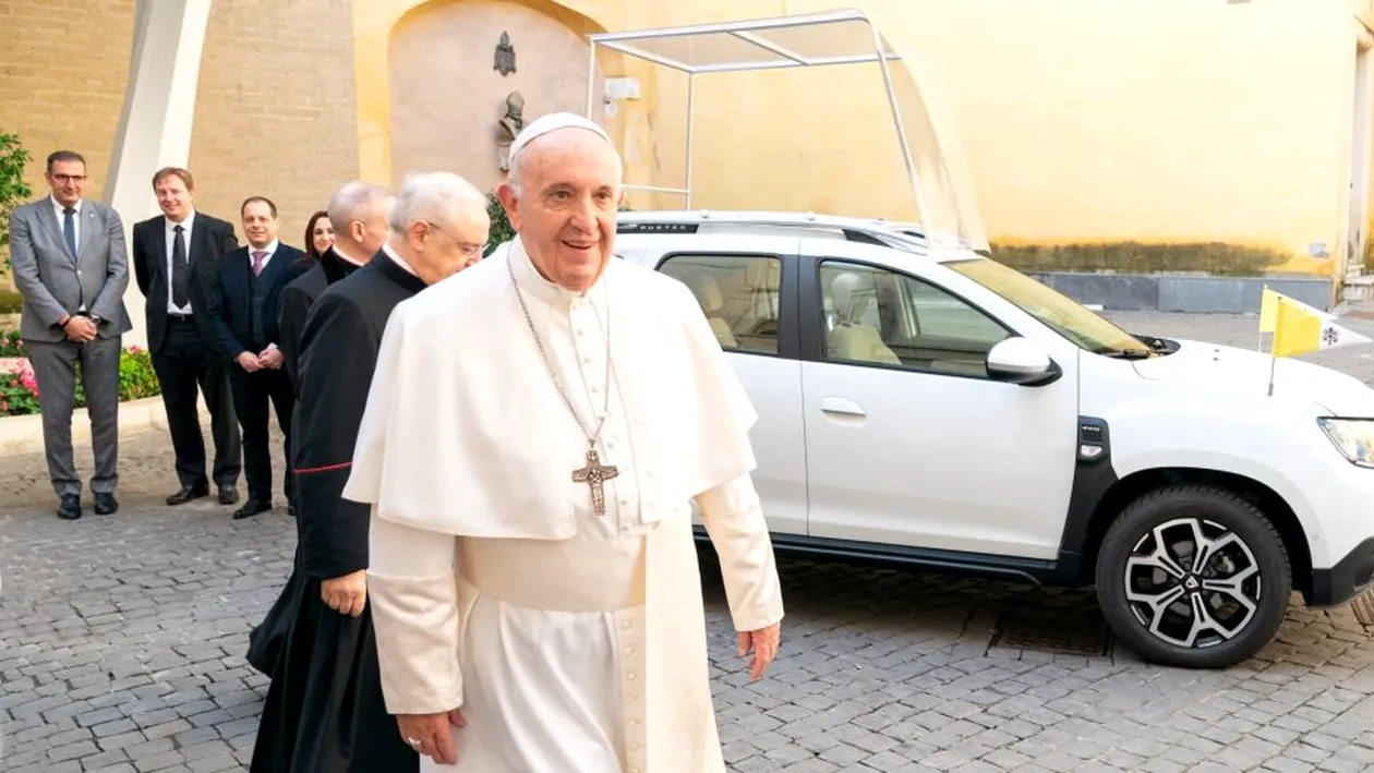 Papa Francisc a primit cadou o mașină Dacia