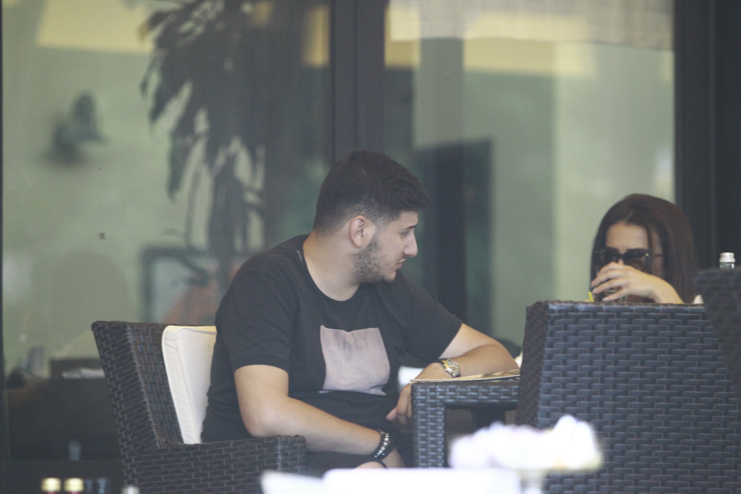 După ce nu a reuşit să o cucerească pe Diana Enache, Gabi Oprea Jr. s-a reorientat şi a cucerit-o pe o brunetă misterioasă