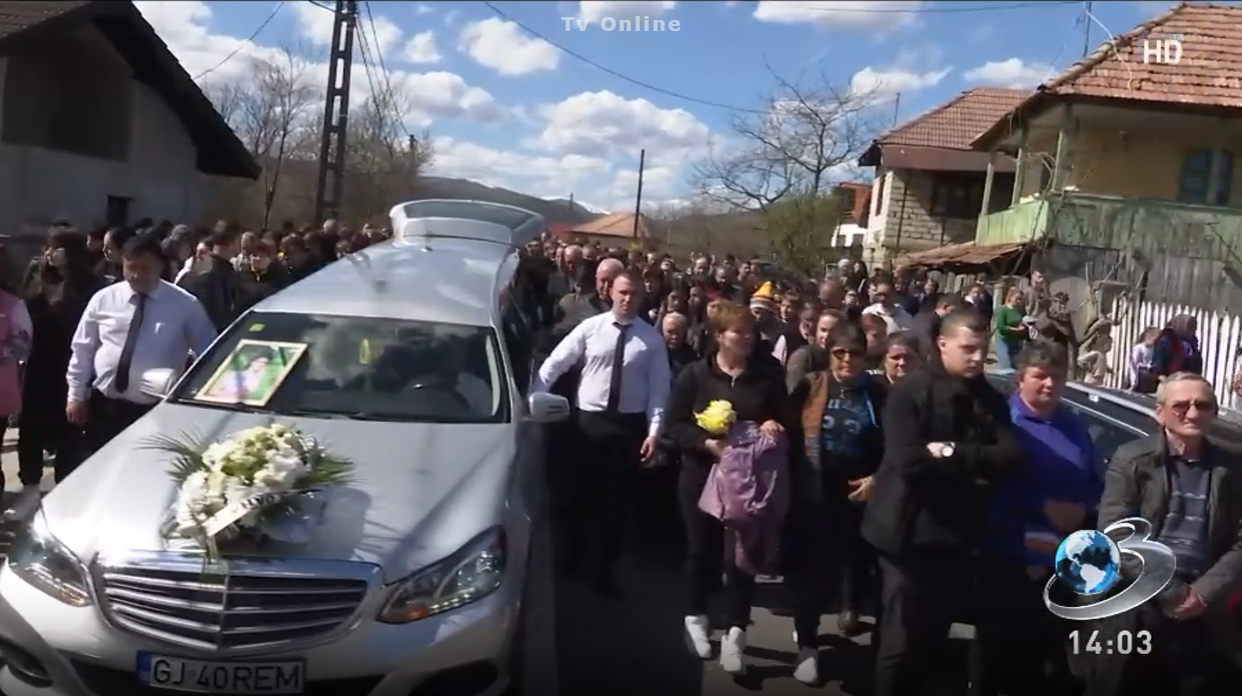 Andreea este condusă pe ultimul drum/ Sursa foto: Captură Antena 3 CNN