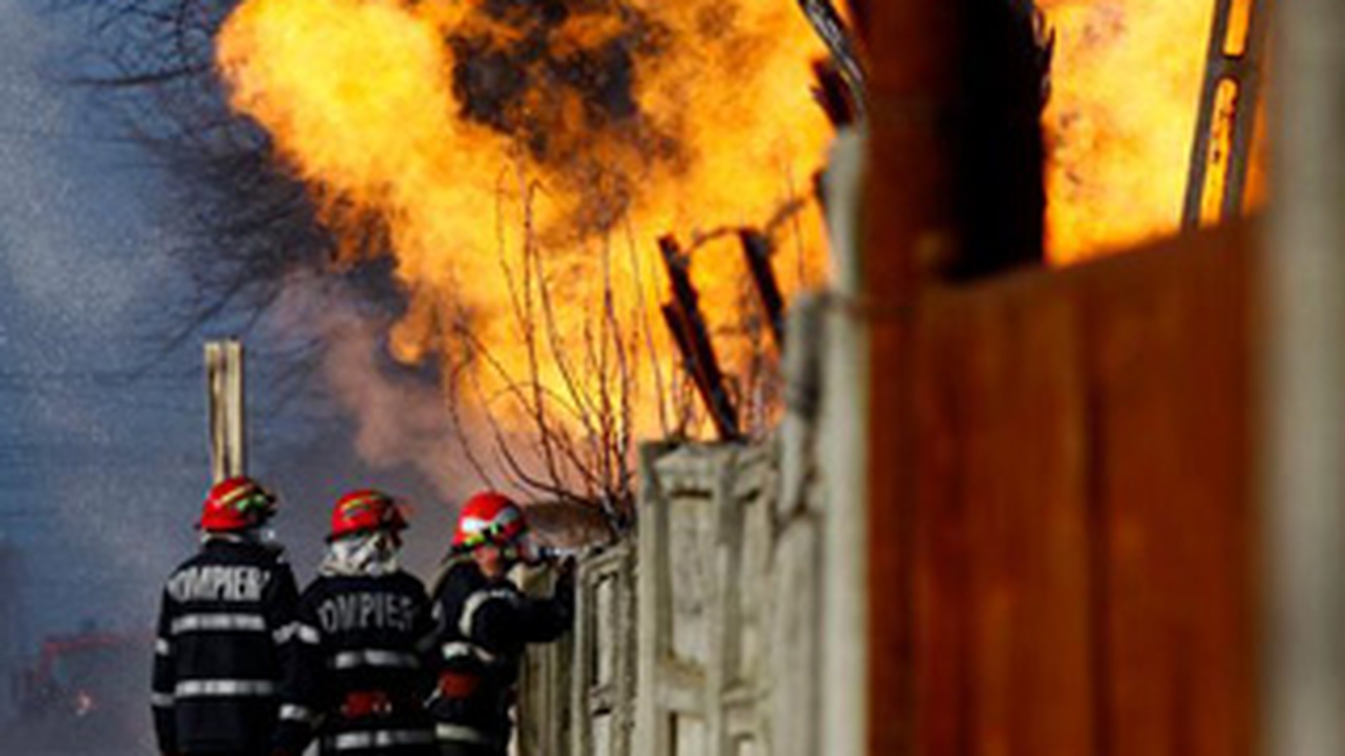 Explozie intr-un bloc din Slatina! Un ranit, patru apartamente si trei masini, distruse!