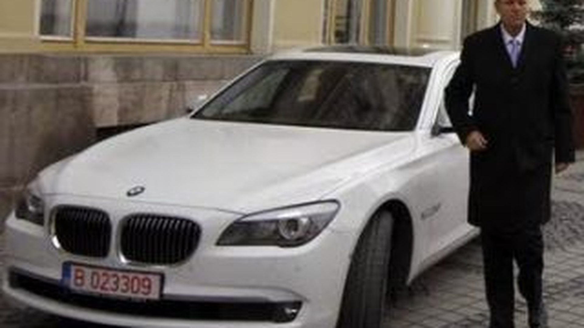 Klaus Iohannis a facut accident cu masina de serviciu, un BMW in valoare de 100.000 de euro