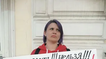 Și-a cusut gura! Rușii au dus-o imediat la psihiatrie